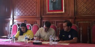 El alcalde de San Sebastián rubrica los convenios con AEA y Bomberos Voluntarios de La Gomera