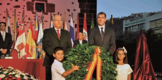 Homenaje a los migrantes y fallecidos en la mar en el acto institucional de Las Colombinas