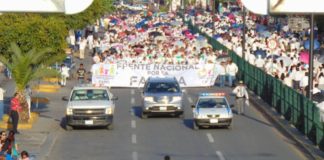 Un niño de 11 años se enfrenta a una marcha homófoba en México