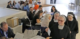 La participación en Galicia y País Vasco a las 12.00 crece respecto a 2012