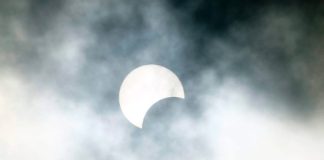 Las nubes en Canarias deslucen el eclipse solar