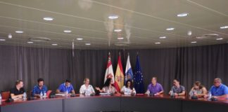 El Cabildo se reúne con ayuntamientos y asociaciones de empresarios para coordinar las campañas comerciales y artesanales