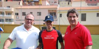 Cristofer Clemente realizó el saque de honor en el primer encuentro de temporada del Orone Santiago en casa