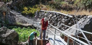 El Ayuntamiento acomete la instalación del puente cercano al molino de agua de La Laja