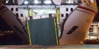 La rampa de proa del ‘Volcán de Taburiente’ se desencaja y golpea con el propio casco del buque