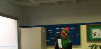 Los niños de San Sebastián reciben de la mano de un “duende” las tarjetas para el concurso de Navidad