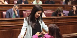 Melodie Mendoza destaca la labor de cabildos y ayuntamientos y pide más inversión regional contra la pobreza infantil