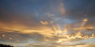 Cielos despejados, ligera calima y vientos flojos