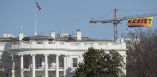 Greenpeace cuelga una pancarta junto a la Casa Blanca que llama a “resistir” ante Trump