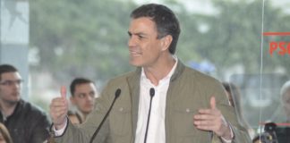Pedro Sánchez ofrece a Patxi López integrarse en su candidatura tras la entrega de los avales