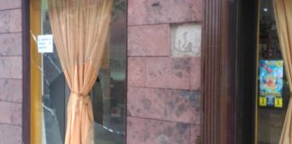 Rompen el cristal de una cafetería en San Sebastián de La Gomera