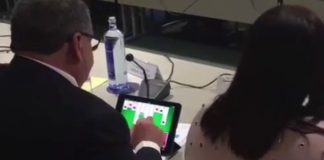 Rodríguez Zaragoza da la nota en la cita de Estado sobre emigración jugando al solitario