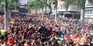Una mujer intenta llevarse a un niño en el Carnaval de Día de Santa Cruz