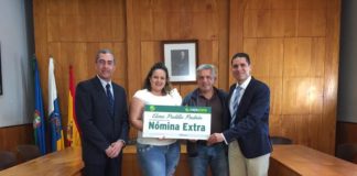 Cajasiete entrega una nómina extra a una empleada del Ayuntamiento de Valle Gran Rey