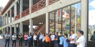 El personal que trabaja en el Puerto de San Sebastián guarda un minuto de silencio por el atentado