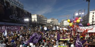 Miles de personas apoyan en la Puerta del Sol la moción de censura contra Rajoy