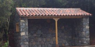 El Cabildo formaliza el contrato para dotar de luz fotovoltaica a las marquesinas de La Gomera