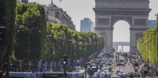 Un coche impacta contra un furgón policial en los Campos Elíseos de París
