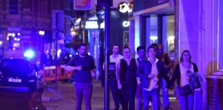 Una furgoneta atropella a varios peatones en un céntrico puente de Londres, según la BBC