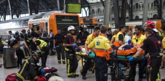 48 heridos al chocar un tren contra el final de línea en una estación de Barcelona