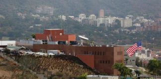 El Gobierno de EEUU ordena abandonar Venezuela a las familias del personal de su embajada en Caracas