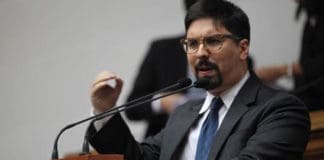 La oposición de Venezuela anuncia la formación de un gobierno de unidad y una huelga general para el jueves