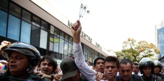 Leopoldo López sale de la cárcel