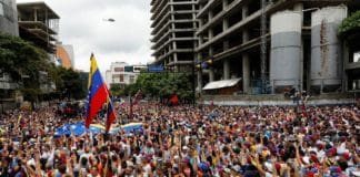 Maduro prohíbe las manifestaciones en Venezuela y amenaza con hasta diez años de cárcel