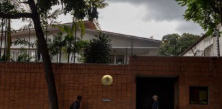 Tres cócteles molotov impactan contra el jardín de la Embajada de España en Venezuela