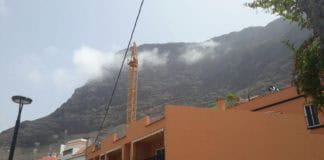 Sí se puede reclama la retirada de grúa con indicios de abandono en el barrio de Vueltas