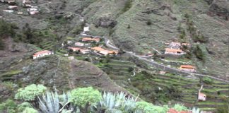 Una mujer herida tras precipitarse con su vehículo por el Barranco de La Laja en La Gomera