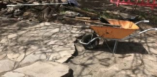 Comienzan los trabajos de reparación de los senderos de piedra del Parque de La Torre del Conde