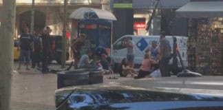 Una furgoneta arrolla a decenas de personas en La Rambla de Barcelona y se evacua los comercios del centro