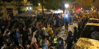 Noche de tensión en Barcelona entre la policía y los manifestantes tras los registros