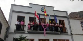 El rosa engalana el casco de Agulo