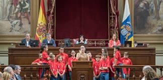 El Parlamento de Canarias declara su apoyo incondicional al silbo gomero