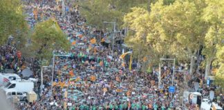 Una marea soberanista reacciona en Barcelona a los encarcelamientos y la intervención de la autonomía