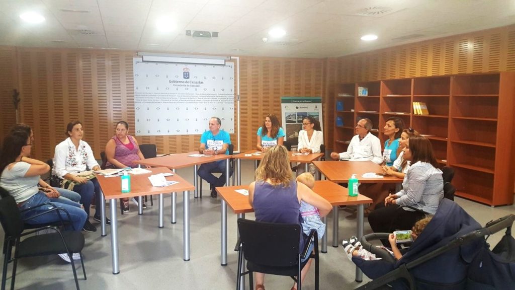 Encuentro entre mujeres embarazadas, madres y niños con diabetes, y el personal sanitario del Hospital de La Gomera