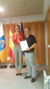 Entrega de su diploma al doctor Carlos Giffuni