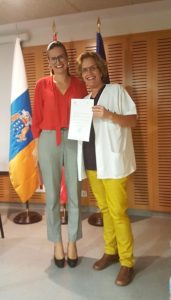 Entrega de su diploma a la enfermera Raquel Álvarez