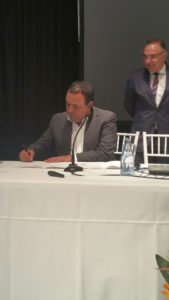 Manuel Ramón Plasencia firmando el Manifiesto de la Estrategia Canaria de Salud