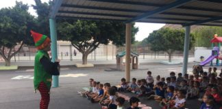 Los niños reciben las tarjetas para el concurso de navidad de San Sebastián de La Gomera