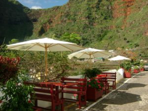 Mesas exteriores del restaurante en Agulo