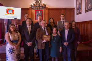 Lorenzo Suárez Dorta, hijo del homenajeado, su esposa, el presidente del Cabildo de La Gomera y los representantes municipales