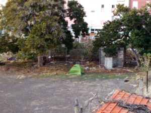 Caseta de campaña instalada en un solar centro de San Sebastián de La Gomera