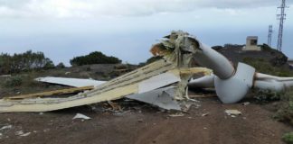 El fuerte viento destruye uno de los dos aerogeneradores de Epina
