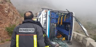 Vuelco lateral de una guagua en la CV-13 a la altura de Arguayoda en La Gomera con algunos heridos