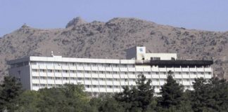 Cuatro hombres armados atacan el hotel Intercontinental en el centro de Kabul y disparan a los clientes