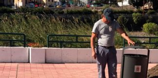 El Ayuntamiento inicia la instalación de cincuenta dispensadores de bolsas de heces de perros