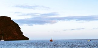 Cierran La Tejita por una mancha de fuel en la costa de Granadilla de Abona